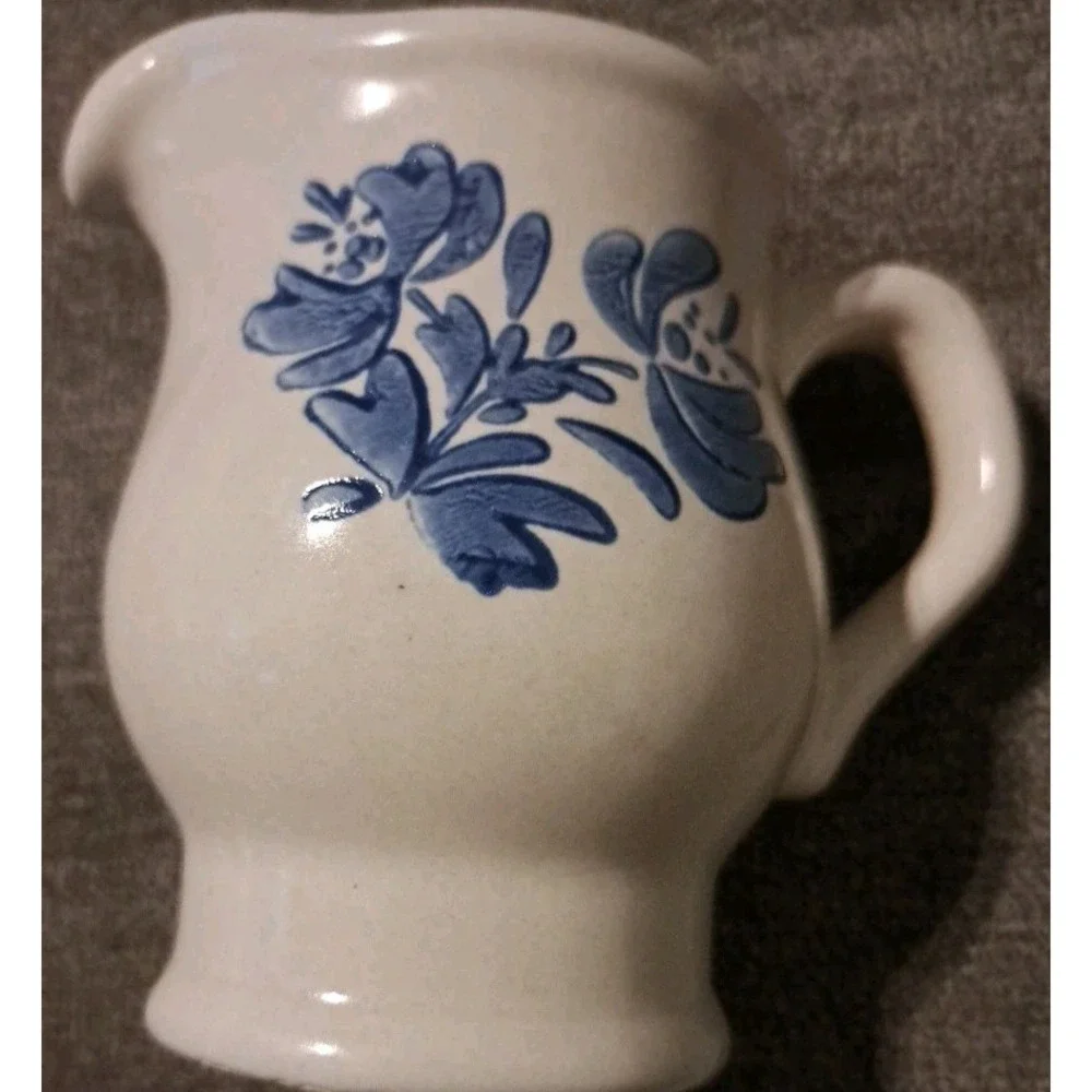 Vintage‎ Pfaltzgraff Yorktowne Stoneware Cream/Milk/Syrup/Gravy Pitcher #7-24